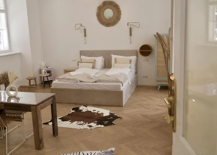 - Stephansdom Apartment *
